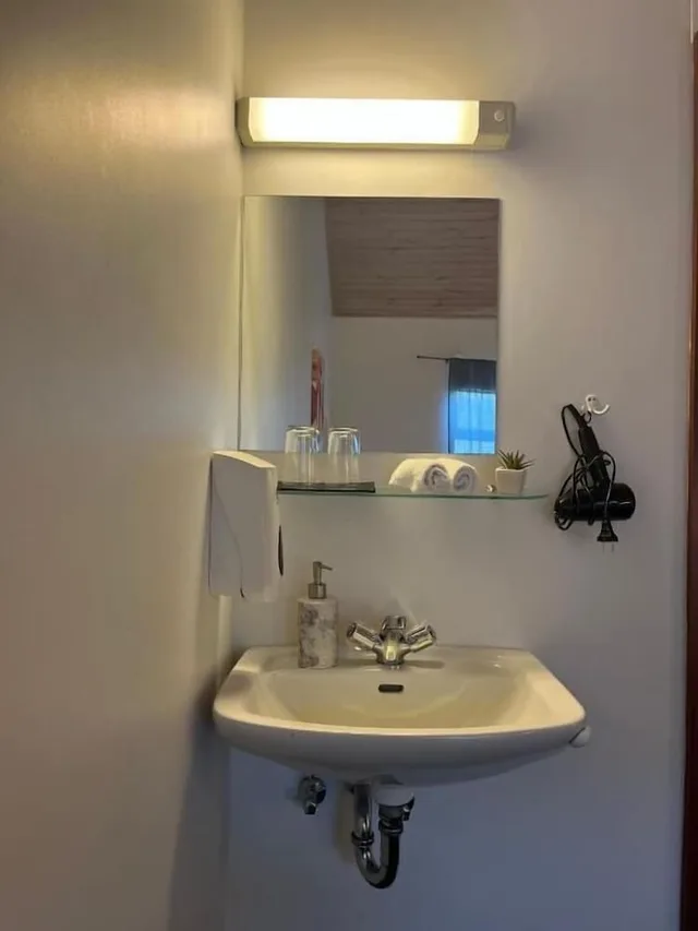 غرفة بسرير مزدوج أو سريرين منفصلين بحمام مشترك، Engimýri Guest House 8/8