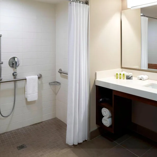Guest Room, Queen Bed, Water Front, Accessible، Delta Hotels By Marriott Kingston Waterfront 3/3