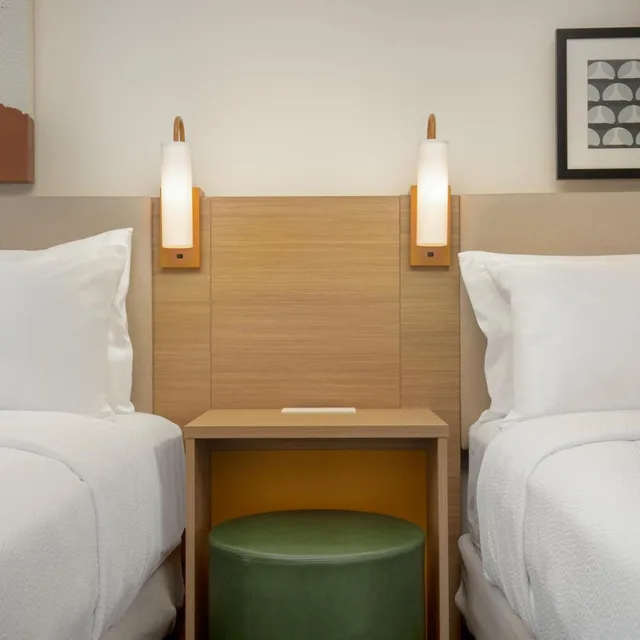 غرفة بسرير كينج وسريرين كوين، Spark by Hilton Toronto Airport 3/5