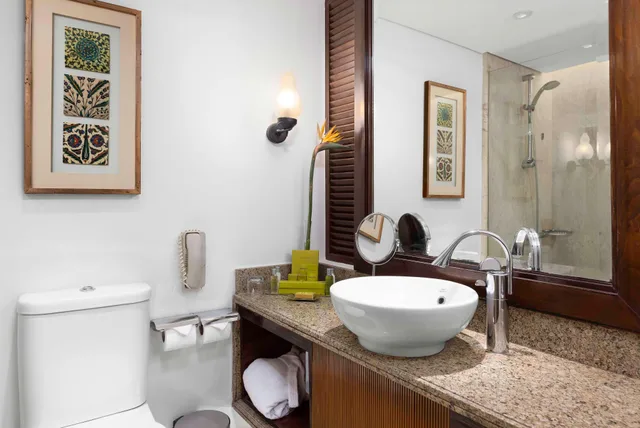 غرفة ديلوكس بسرير كينج بشرفة بمنطقة جلوس، Hilton Luxor Resort and Spa 3/4