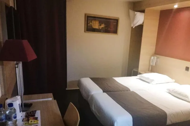 غرفة بسريرين منفصلين وسرير كوين، Comfort Hotel Pithiviers 1/2