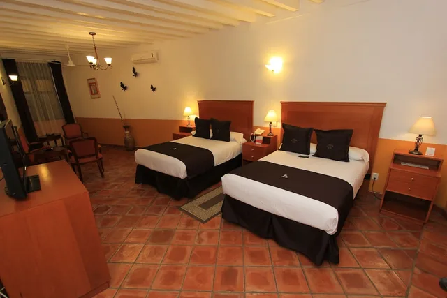 غرفة جونيور بسرير كينج وسريرين مزدوجين بإطلالة على المدينة بشرفة، La Casona de Don Lucas 1/8