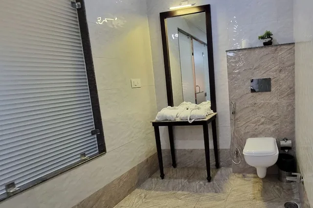 جناح بريميوم بسرير كينج، HOTEL LABH GARH PALACE 3/7