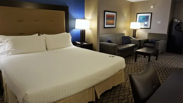 جناح بسرير كينج مع أريكة، Holiday Inn Express Hotel Suites Gibson 1/5