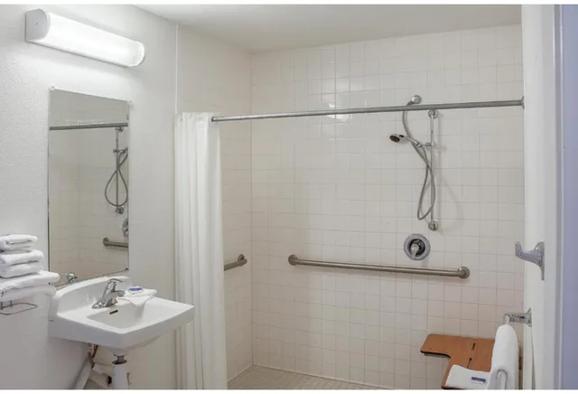 1 Queen Bed - ADA/RI Shower، Motel6 Ukiah CA 4/5