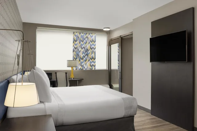 غرفة قياسية بسرير كينج لذوي الإعاقة، Glo Best Western Nashville 4/6