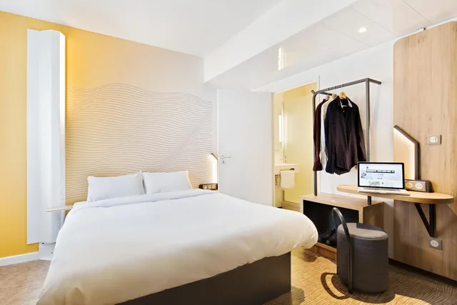 غرفة رباعية بسرير كوين وسريرين منفصلين، B&B Hotel Bordeaux Centre Gare Saint-Jean 1/1