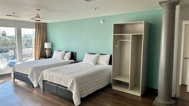 Efficiency, Suite, 1 King and 2 Double Beds، MainStay Suites Las Vegas Flamingo 3/10
