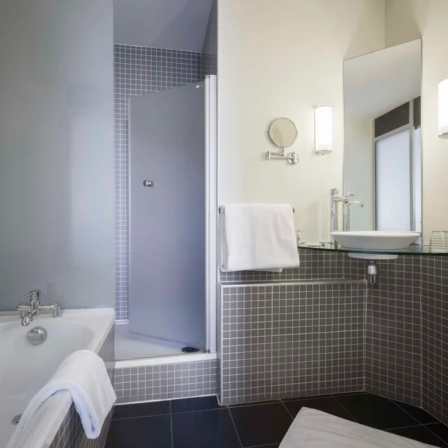 غرفة قياسية بسرير كوين، BEST WESTERN PLUS Le Canard Sur le Toit 4/4