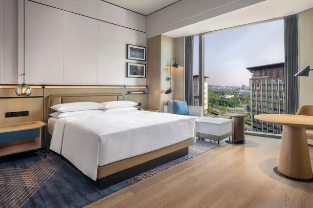 غرفة بريميوم بسرير كينج، Four Points by Sheraton Guangzhou, Baiyun 1/4