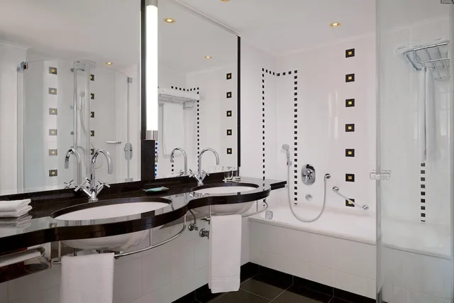 Deluxe, King Bed, The Westin Grand Munich 5/7