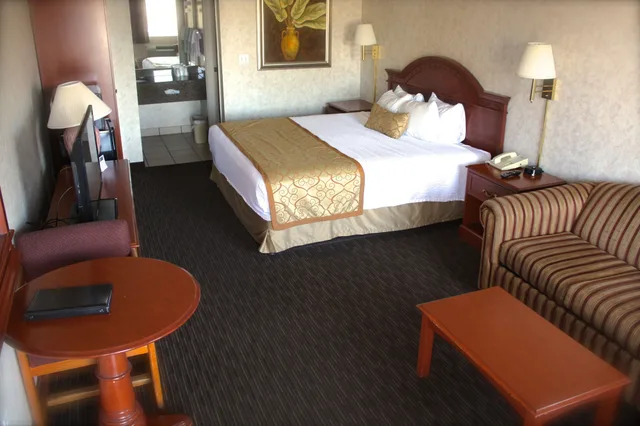 غرفة قياسية بسرير كينج مع أريكة، St George Inn Suites 8/10