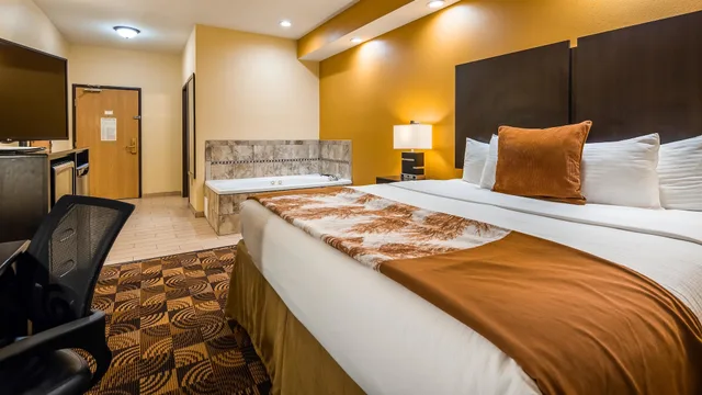 غرفة قياسية بسرير كينج بحوض جاكوزي، Best Western Plus Whitewater Inn 3/9