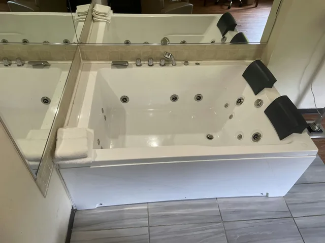 غرفة سوبيريور بسرير كينج بحوض جاكوزي، Red Roof Inn Hartselle 5/6