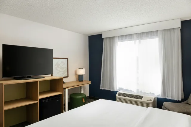 غرفة بسرير كينج لذوي الإعاقة، Spark by Hilton Salt Lake City Airport 3/4