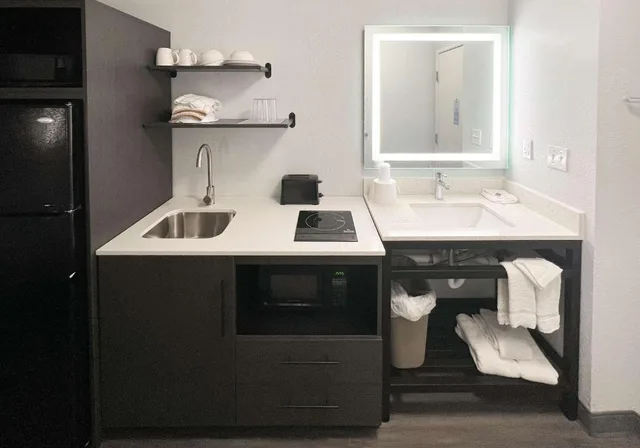 1 Queen Bed - ADA/RI Shower/Nsmk/Kitchen، Studio6 Altoona, IA - Des Moines East 9/9