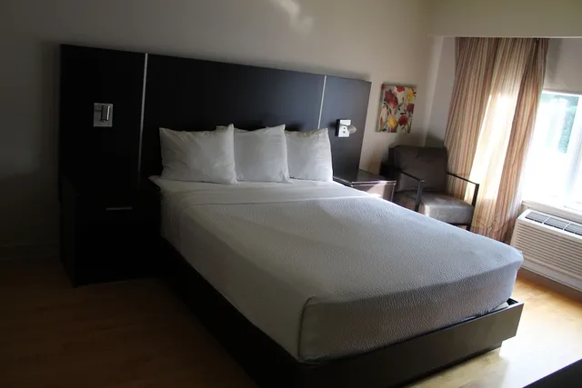 غرفة ديلوكس بسرير كوين، Travelodge by Wyndham Trois-Rivieres 2/6