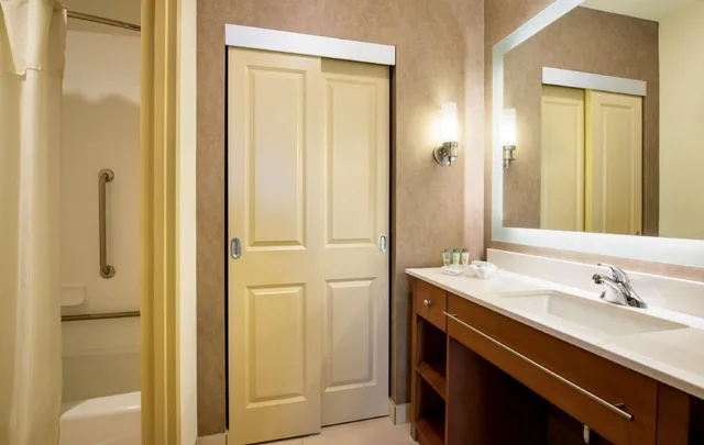 استوديو بسرير كينج مع أريكة لذوي الإعاقة، Homewood Suites By Hilton Winnipeg Airport Polo Park 2/3