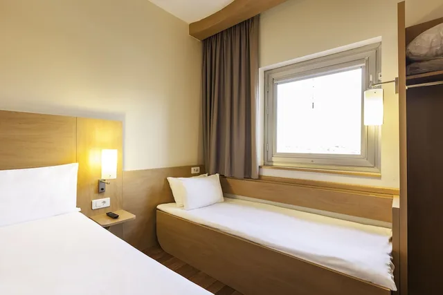 Room, 1 Double and 1 Single Bed, Ibis Antofagasta 1/7
