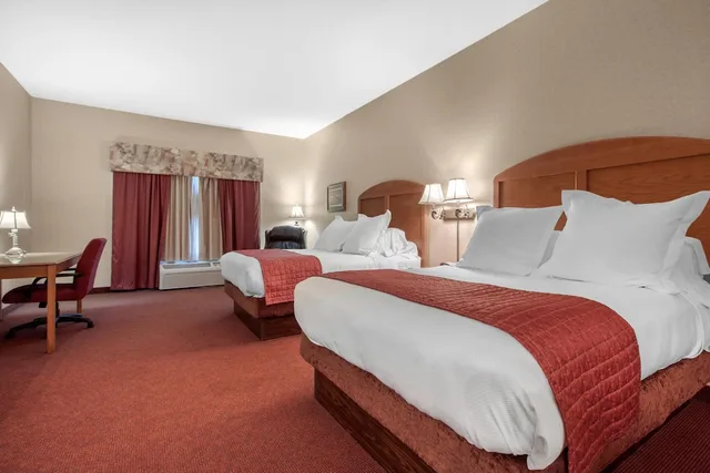 Standard, 2 Queen Beds, Norfolk Lodge Suites Ascend Hotel Collection 5/10