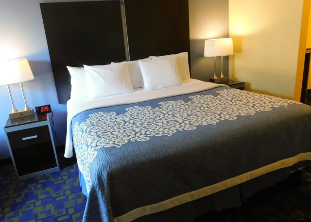 غرفة بسرير كينج، Days Inn & Suites by Wyndham Pocahontas 4/7
