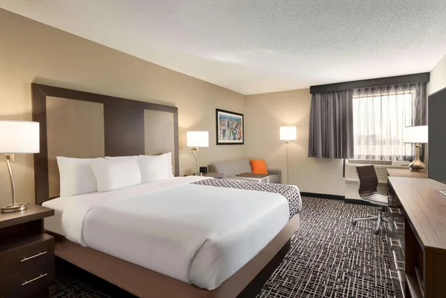 جناح بسرير كينج، La Quinta Inn & Suites by Wyndham St Louis Route 66 2/4