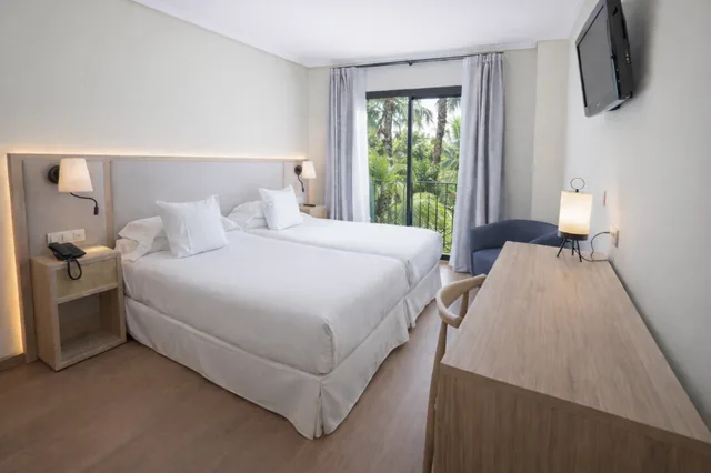 غرفة بسريرين منفصلين بإطلالة على المسبح، La Laguna Spa And Golf 4/7