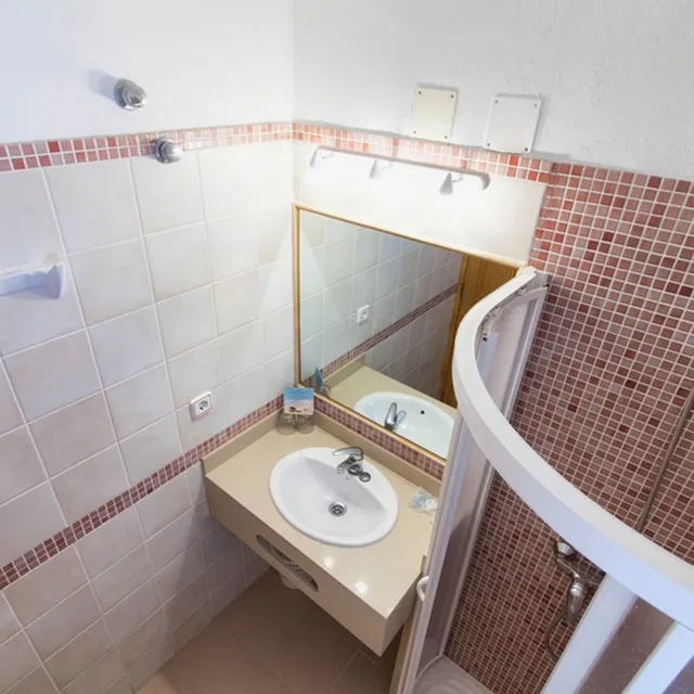 غرفة رباعية بسرير مزدوج وسريرين منفصلين، Bungalows Es Pins 3/3