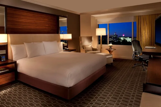 1 Bedroom, Deluxe, Suite, King Bed, Accessible, Hilton McLean Tysons Corner 1/3