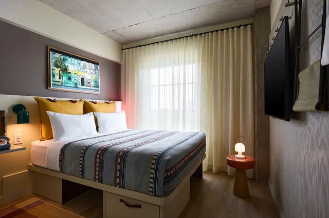 غرفة بسرير كوين، Moxy Charleston Downtown 1/8