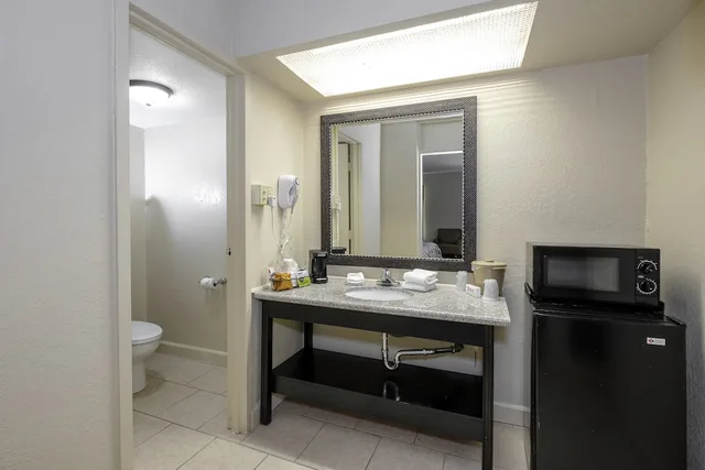 Deluxe, 2 Double Beds, Pool View, Red Roof Inn Hot Springs 9/10