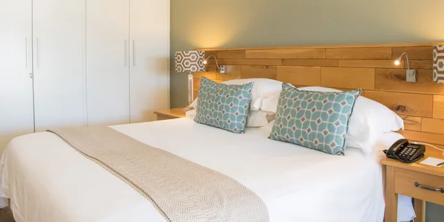 غرفة بسرير كينج بإطلالة على البحر، The Bay Hotel 5/7