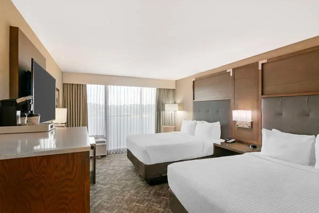 غرفة بسريرين كوين بإطلالة، Best Western Plus Kansas City Sports Complex Hotel 3/4
