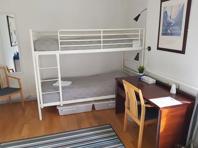 غرفة رباعية بأسرّة بطابقين بإطلالة على الحديقة بحمام مشترك في الملحق، Brukshotellet Skinnsberg 6/10