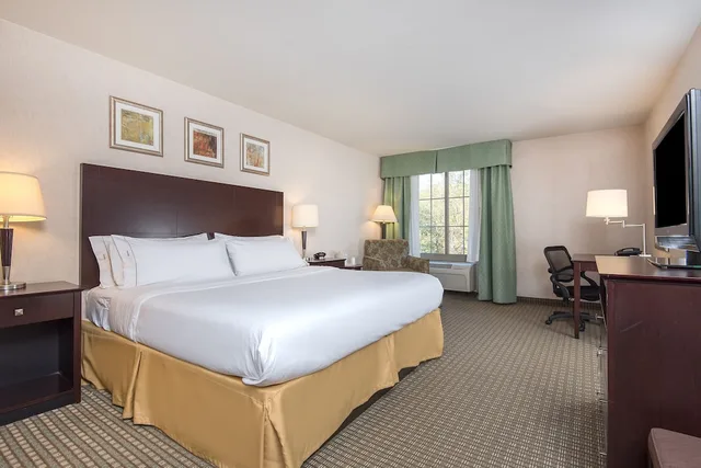 Standard, King Bed, Extra Floor Space, Holiday Inn Express Haskell-Wayne Area 2/4