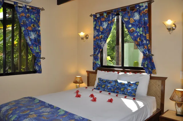 بنغل ملكي بسريرين كوين، West Bay Lodge 9/9