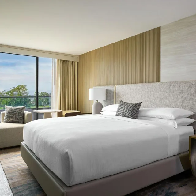 Sanctuary, Retreat, King Bed, Partial Ocean View، VEA Newport Beach, A Marriott Resort & Spa 1/2