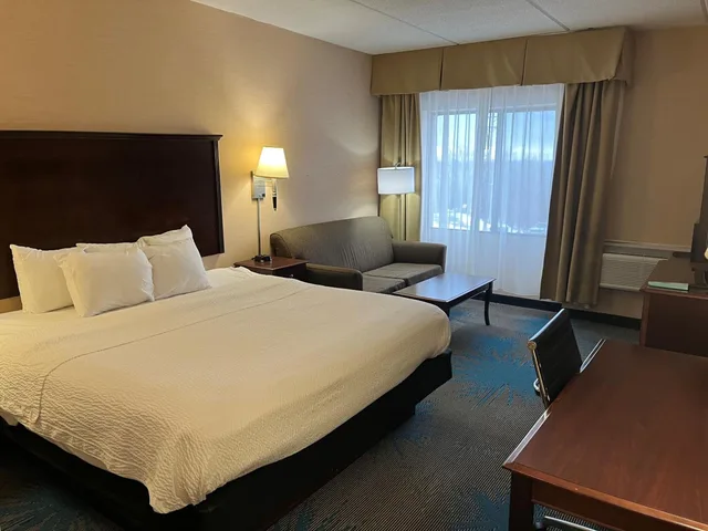 غرفة بسرير كينج مع أريكة، Days Inn by Wyndham Duluth Lakewalk 1/5