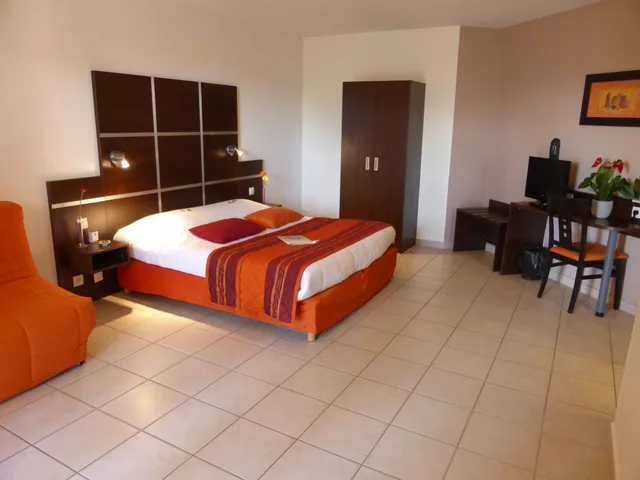 غرفة عائلية ثلاثية بسرير كينج وسرير فردي، The Originals City, Hotel Cote Sud, Marseille Est (Inter-Hotel) 2/8