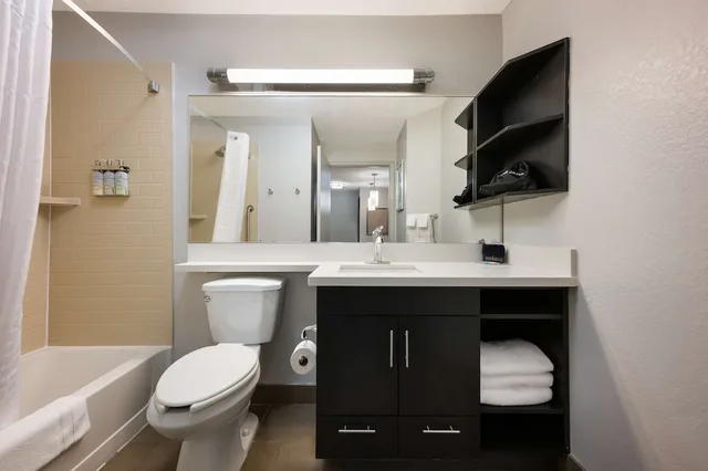 جناح بسرير كوين بغرفة نوم واحدة مع أريكة، Sonesta Simply Suites Huntsville Research Park 4/4