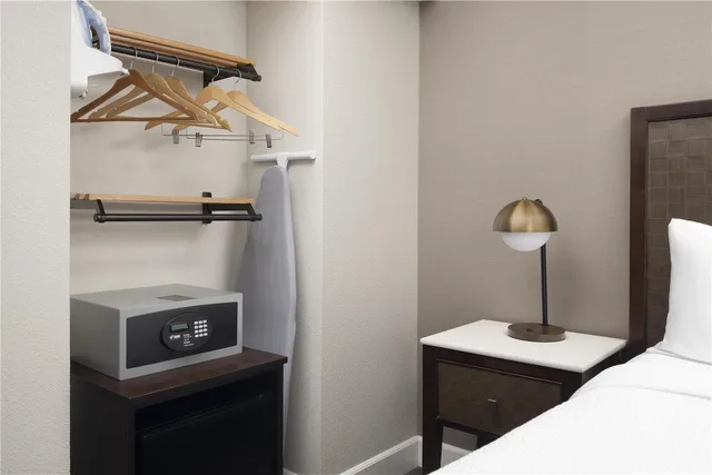 Room, Queen Bed, Accessible, The DEXTRO Little Italy, BW Premier Collection 5/5