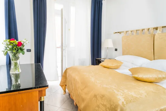 Family, King and Twin Beds, Hotel Leon D'oro 2/4