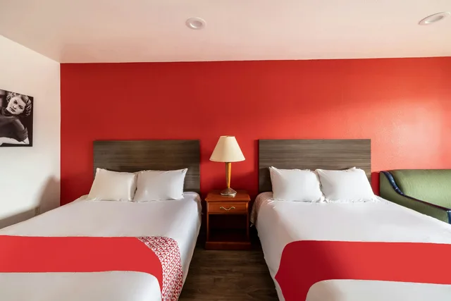 غرفة بسريرين كوين مع أريكة، OYO Hotel San Antonio near AT&T Center 1/6