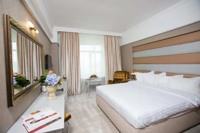 غرفة بريميوم بسرير كينج، Phoenicia Grand Hotel 1/3