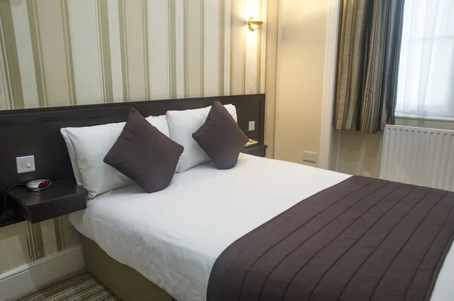غرفة قياسية رباعية بأسرّة بطابقين، BRIGHTON HOTEL(FORMERLY BEST WESTERN BRIGHTON) 2/8