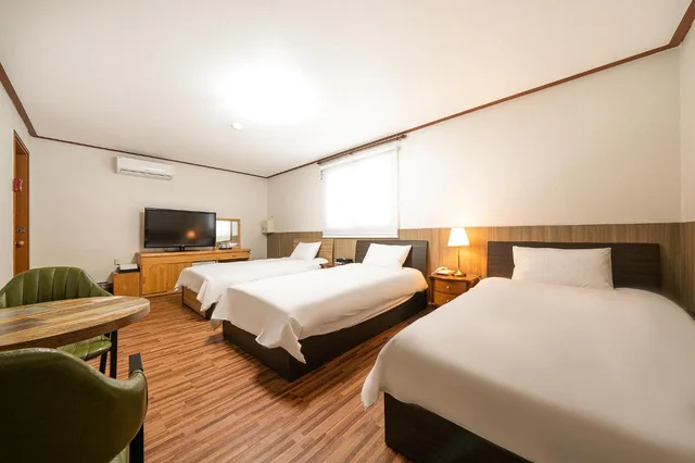غرفة ثلاثية، Huesik Hotel Sydney 1/2