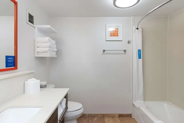 غرفة قياسية بسرير كينج مع أريكة، Hampton Inn Rock Hill 7/7