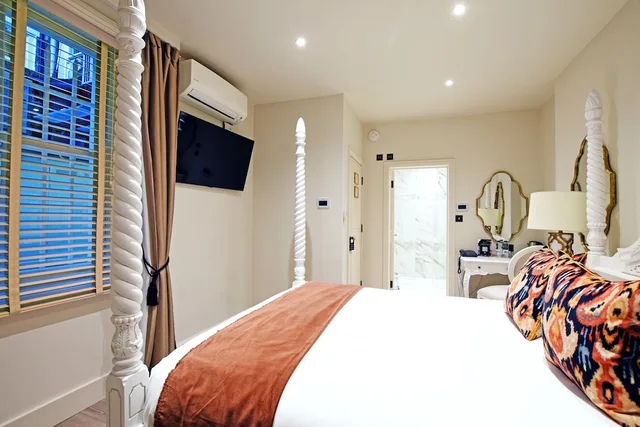 Four Poster, Queen Bed، Twenty Nevern Square Hotel 1/10