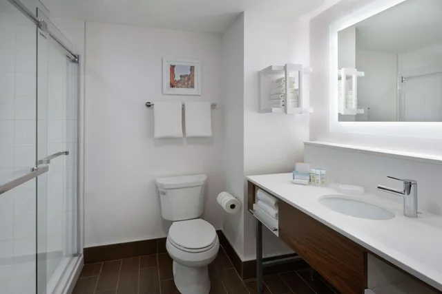 غرفة بسرير كينج وسريرين كوين، Hampton Inn and Suites by Hilton Montreal Dorval 3/3