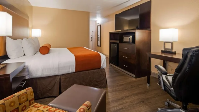 غرفة بسرير كينج بحوض استحمام لذوي الإعاقة، Best Western Crossroads Of The Bluffs 5/8